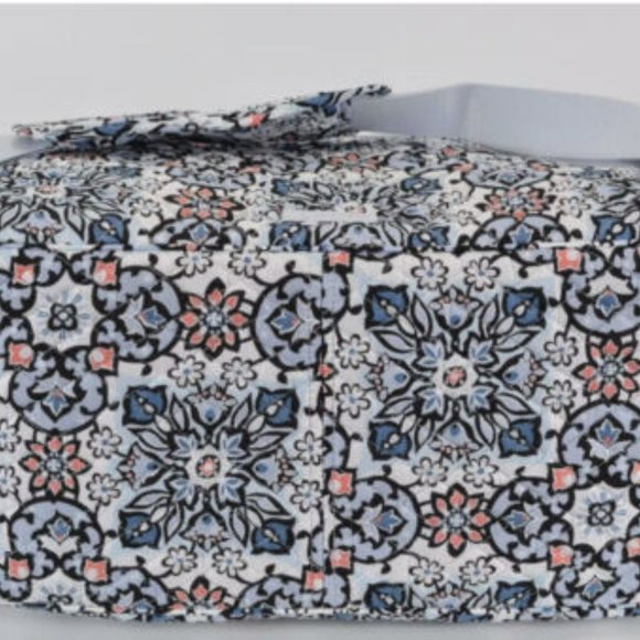 🎉HP🎉Vera Bradley Grand Traveler in Lisbon Medallion - Picture 6 of 7